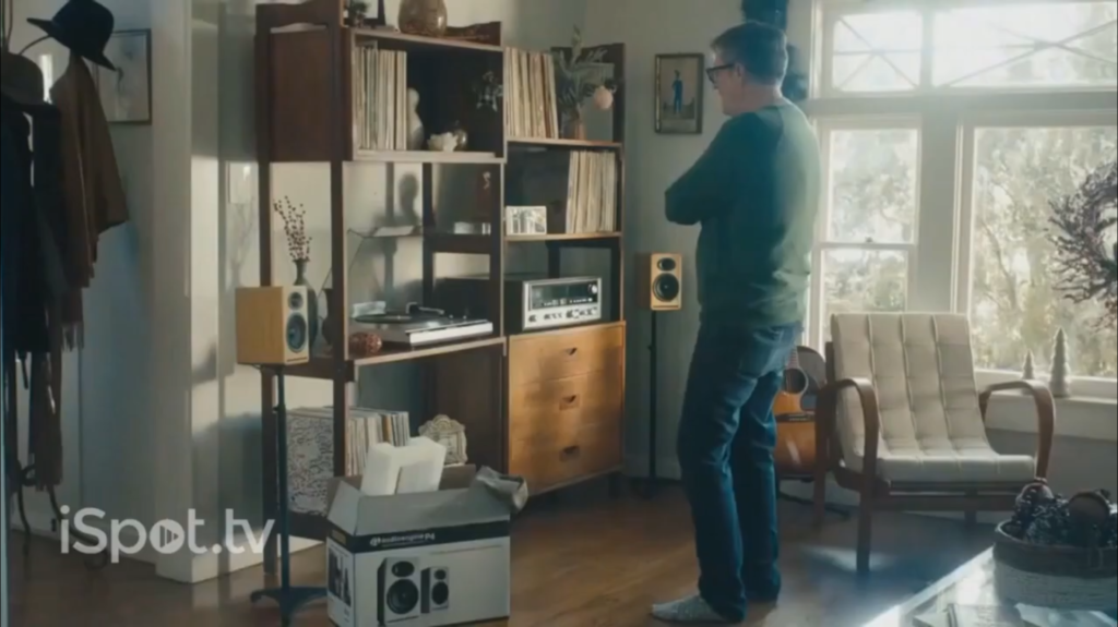 谷歌公司选用  audioengine P4 在其 “网购最佳黑胶碟机音箱” 电视广告中搭配展示