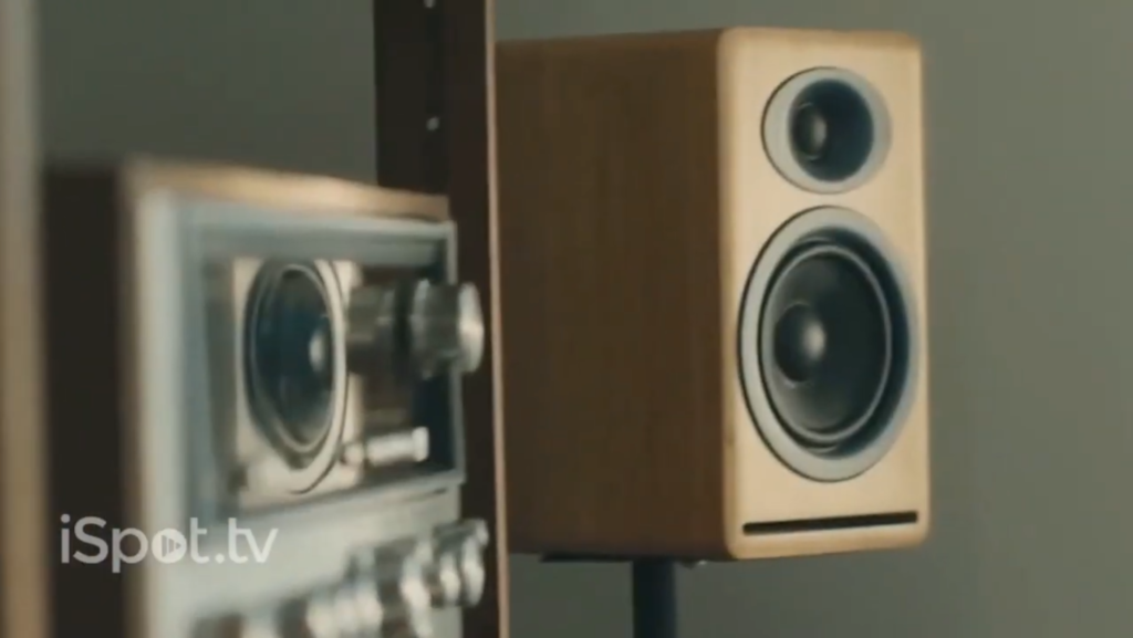 谷歌公司选用  audioengine P4 在其 “网购最佳黑胶碟机音箱” 电视广告中搭配展示
